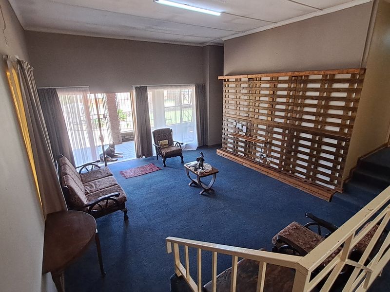 Big stand • Solid structure • Loads of potential • Priced to sell - Photo 6