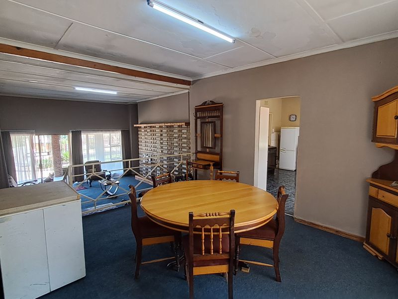 Big stand • Solid structure • Loads of potential • Priced to sell - Photo 7