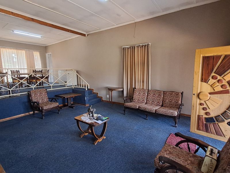 Big stand • Solid structure • Loads of potential • Priced to sell - Photo 5