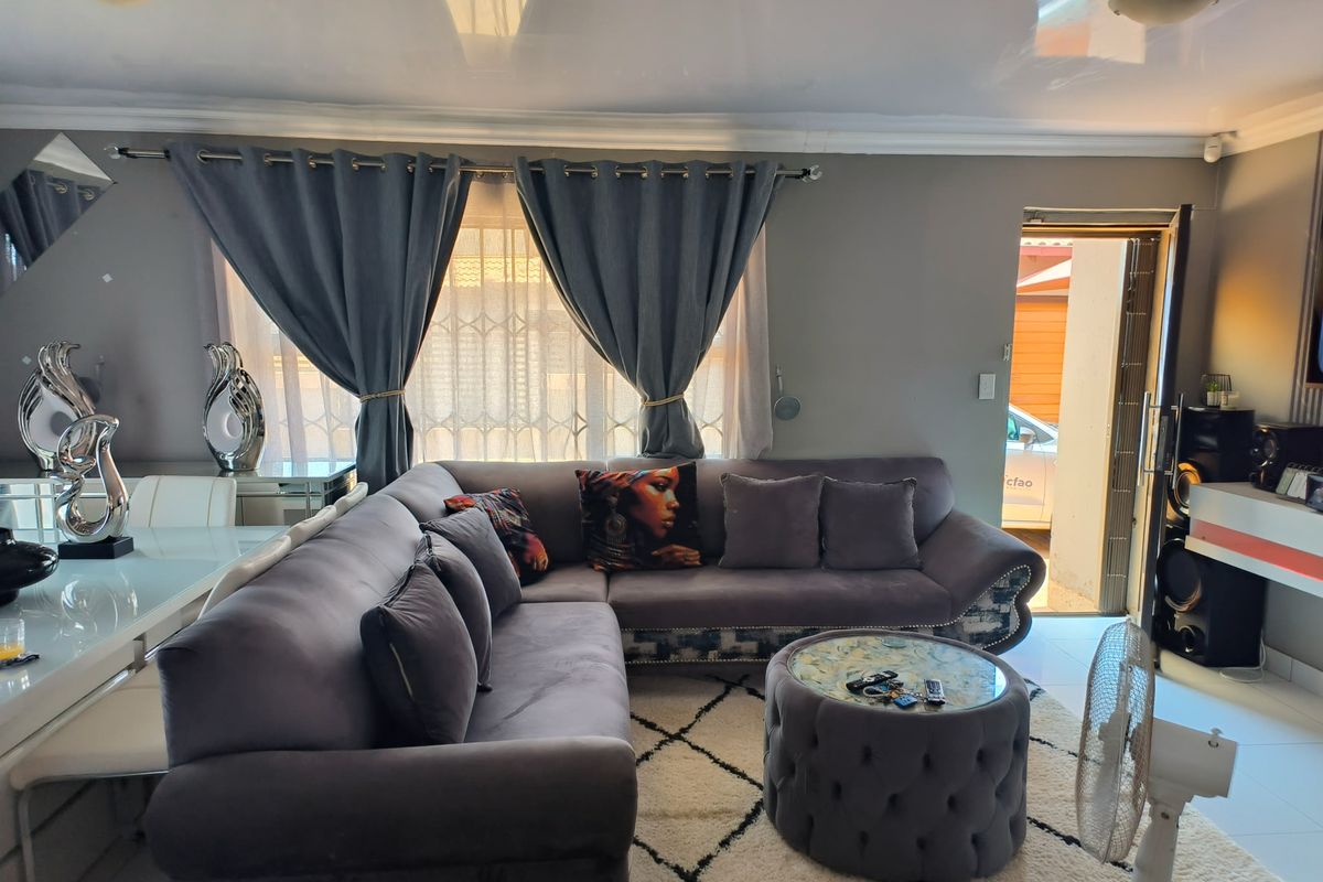 Beautiful 3 Bedroom Home For Sale in a Growing Suburb in Ellaton Ideal for First Time Buyers - Photo 4