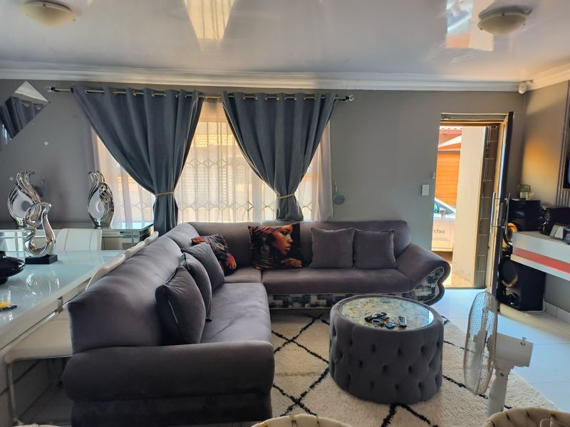 Beautiful 3 Bedroom Home For Sale in a Growing Suburb in Ellaton Ideal for First Time Buyers - Photo 4