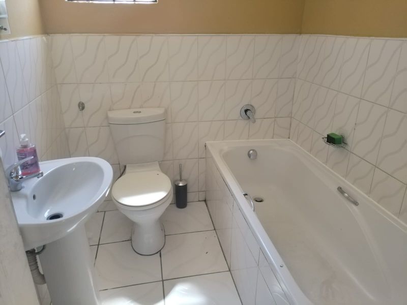 4 bedrooms family home in Amalinda - Photo 10