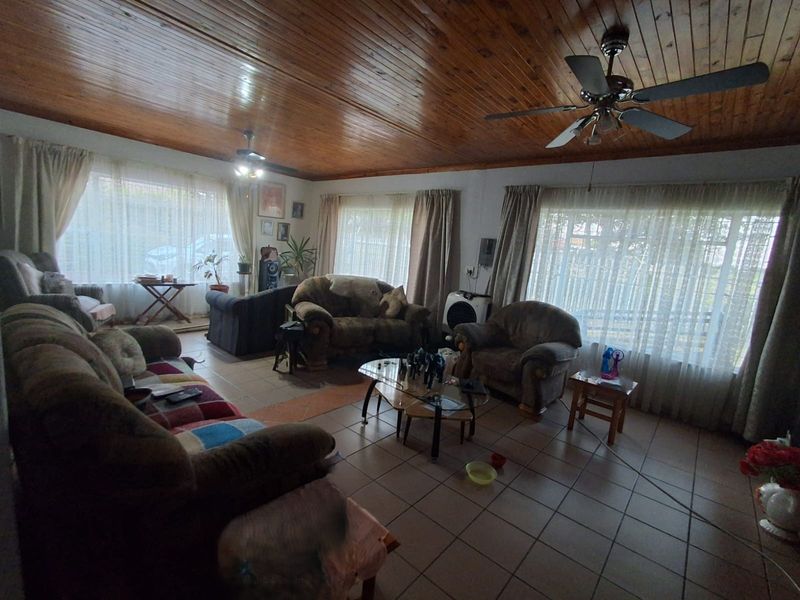 3-Bedroom Family Home with  Beautiful Garden for Sale - Photo 2