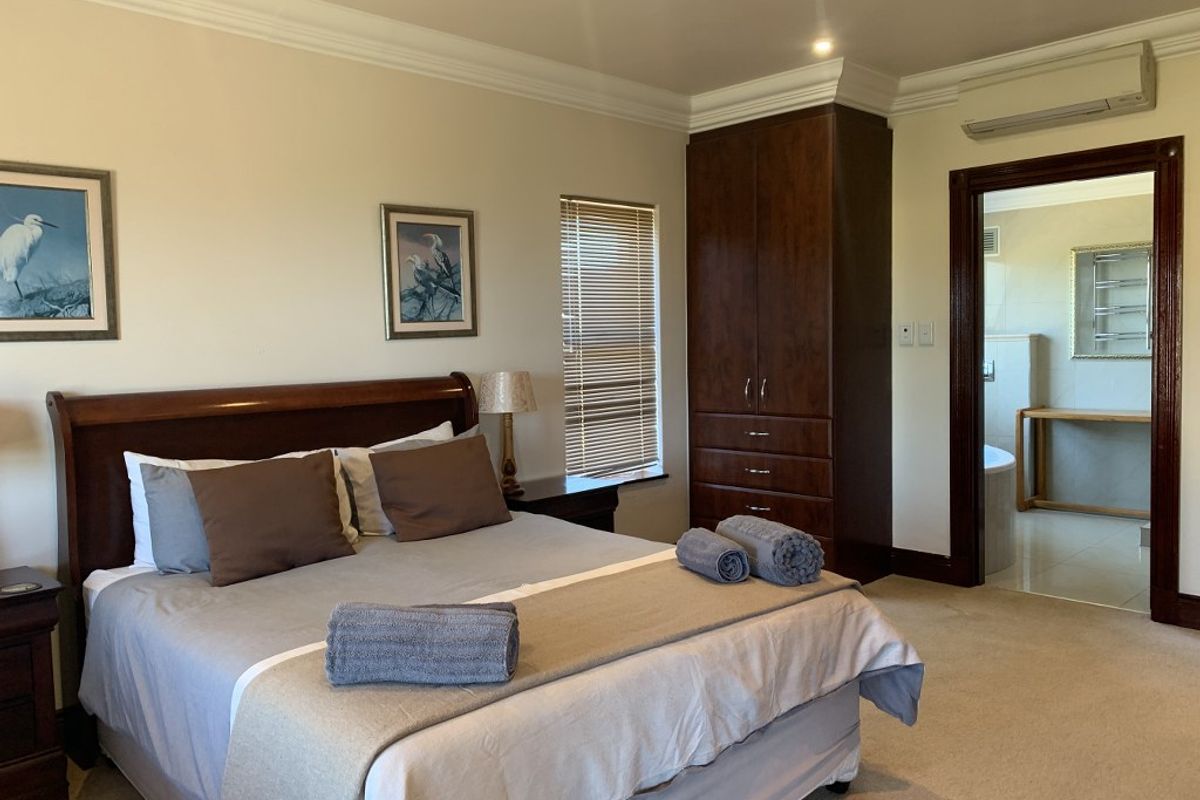 Elegant  Apartment with Ocean Views - Photo 4