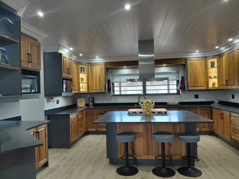 Luxury Country Living at the coast with Exceptional Views - Photo 4