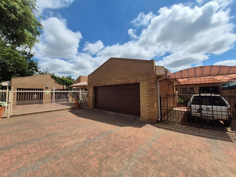 Lock-Up-and-Go Townhouse | Pet Friendly | Walk to All Amenities - Photo 4