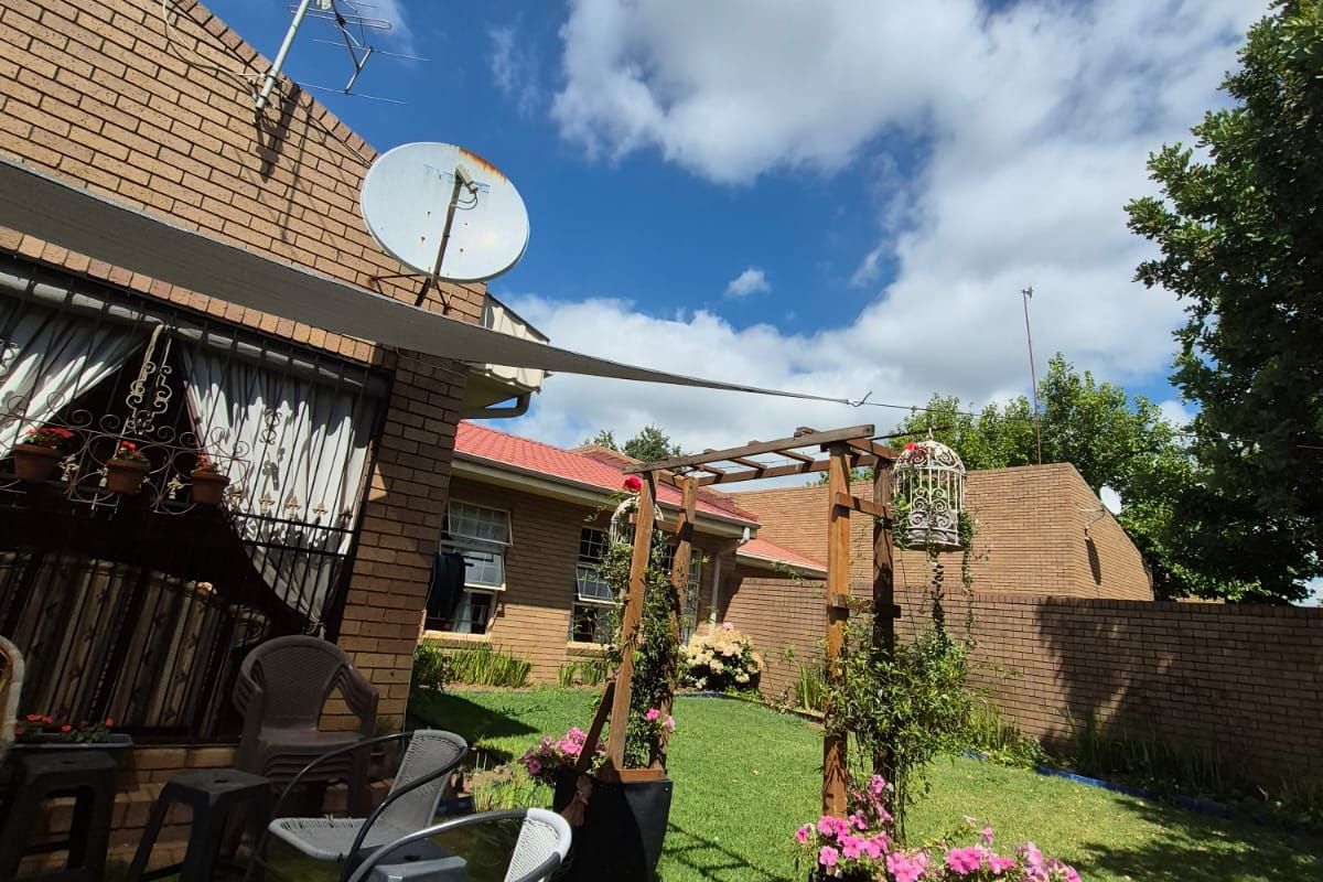 Lock-Up-and-Go Townhouse | Pet Friendly | Walk to All Amenities - Photo 5