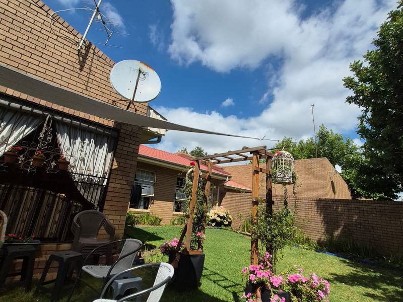 Lock-Up-and-Go Townhouse | Pet Friendly | Walk to All Amenities - Photo 5