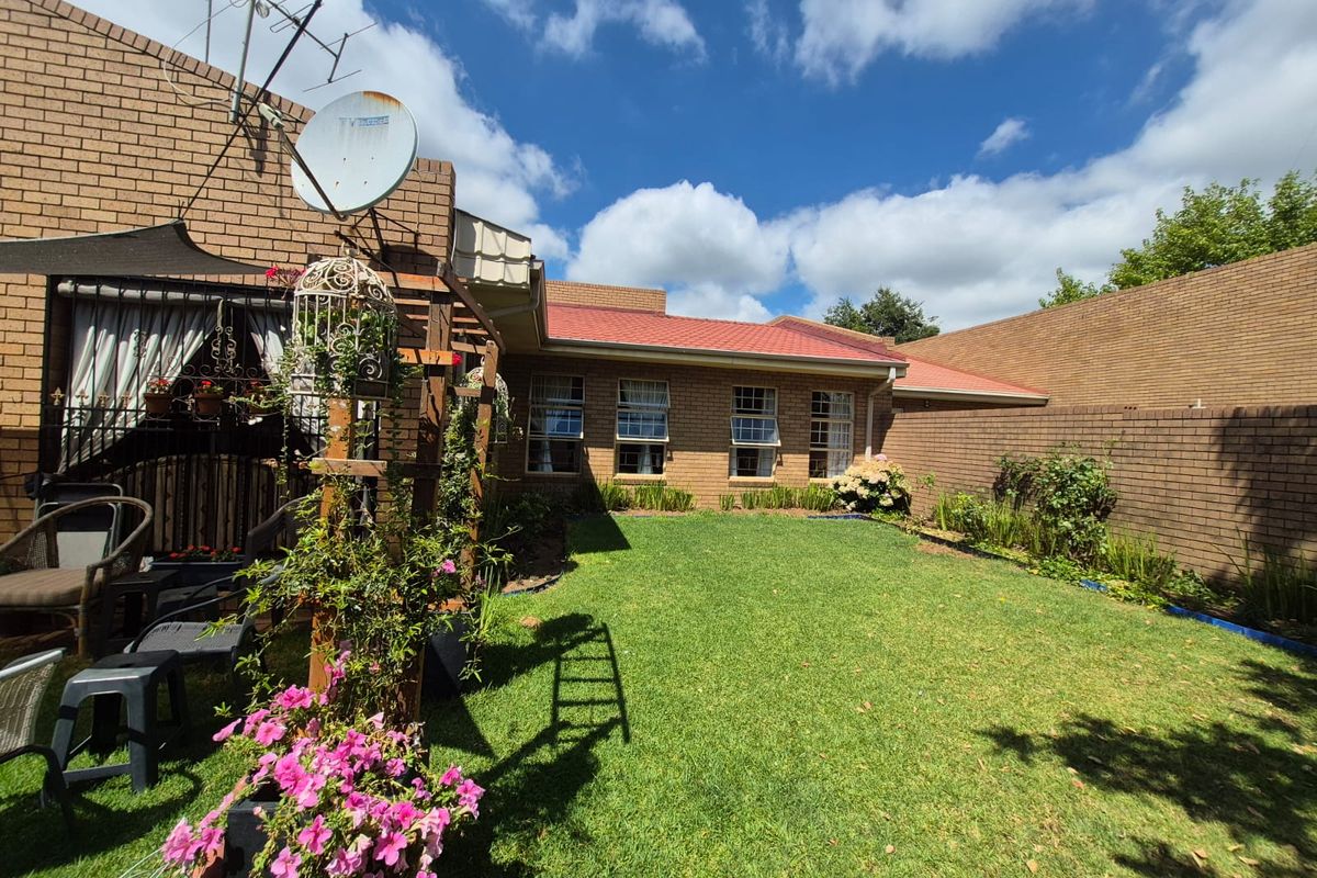 Lock-Up-and-Go Townhouse | Pet Friendly | Walk to All Amenities - Photo 2