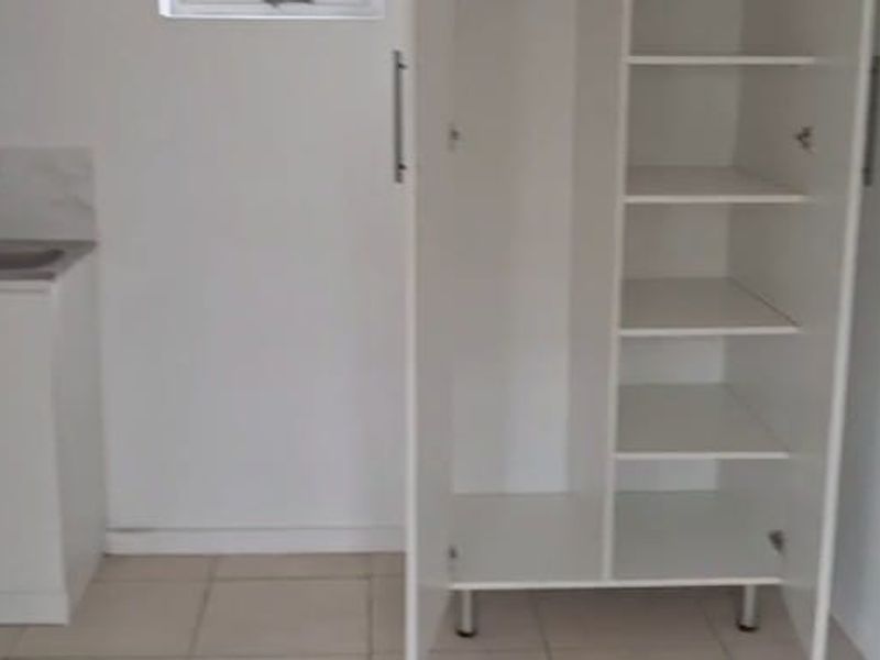 Rooms number 10 ,11 with shared kitchen, bathroom,  very secure - street parking only - Quigney - Photo 10