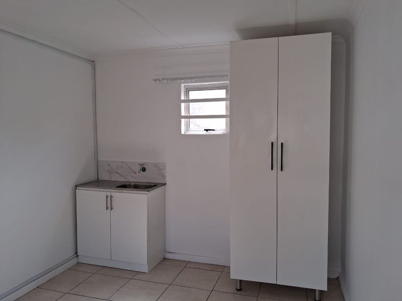 Rooms number 10 ,11 with shared kitchen, bathroom,  very secure - street parking only - Quigney - Photo 8