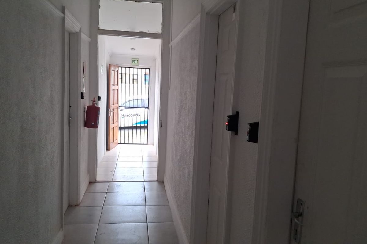 Rooms number 10 ,11 with shared kitchen, bathroom,  very secure - street parking only - Quigney - Photo 2