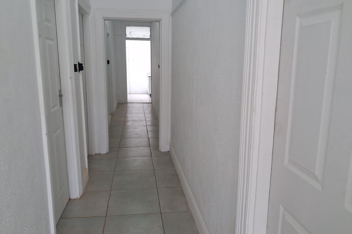 Rooms number 10 ,11 with shared kitchen, bathroom,  very secure - street parking only - Quigney - Photo 3