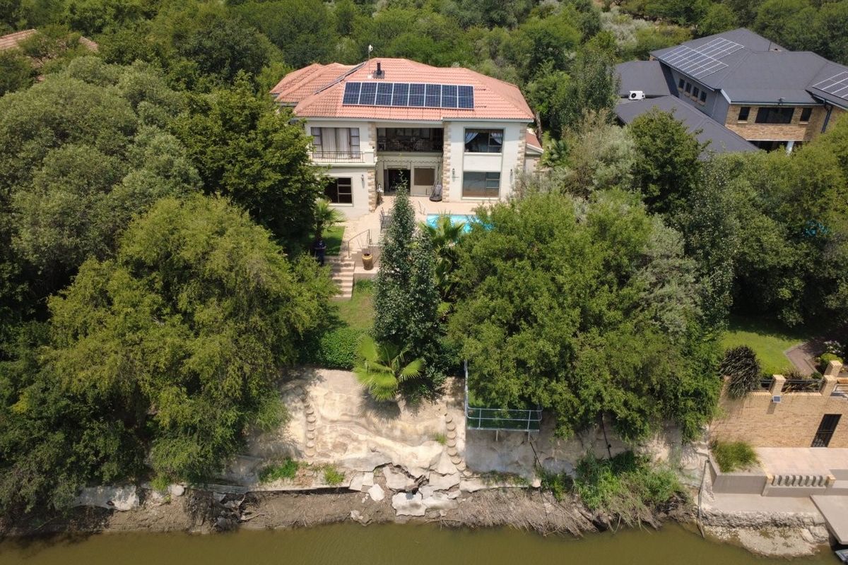 Home with stunning river view for sale in Vaal De Grace Nature Estate - Photo 2