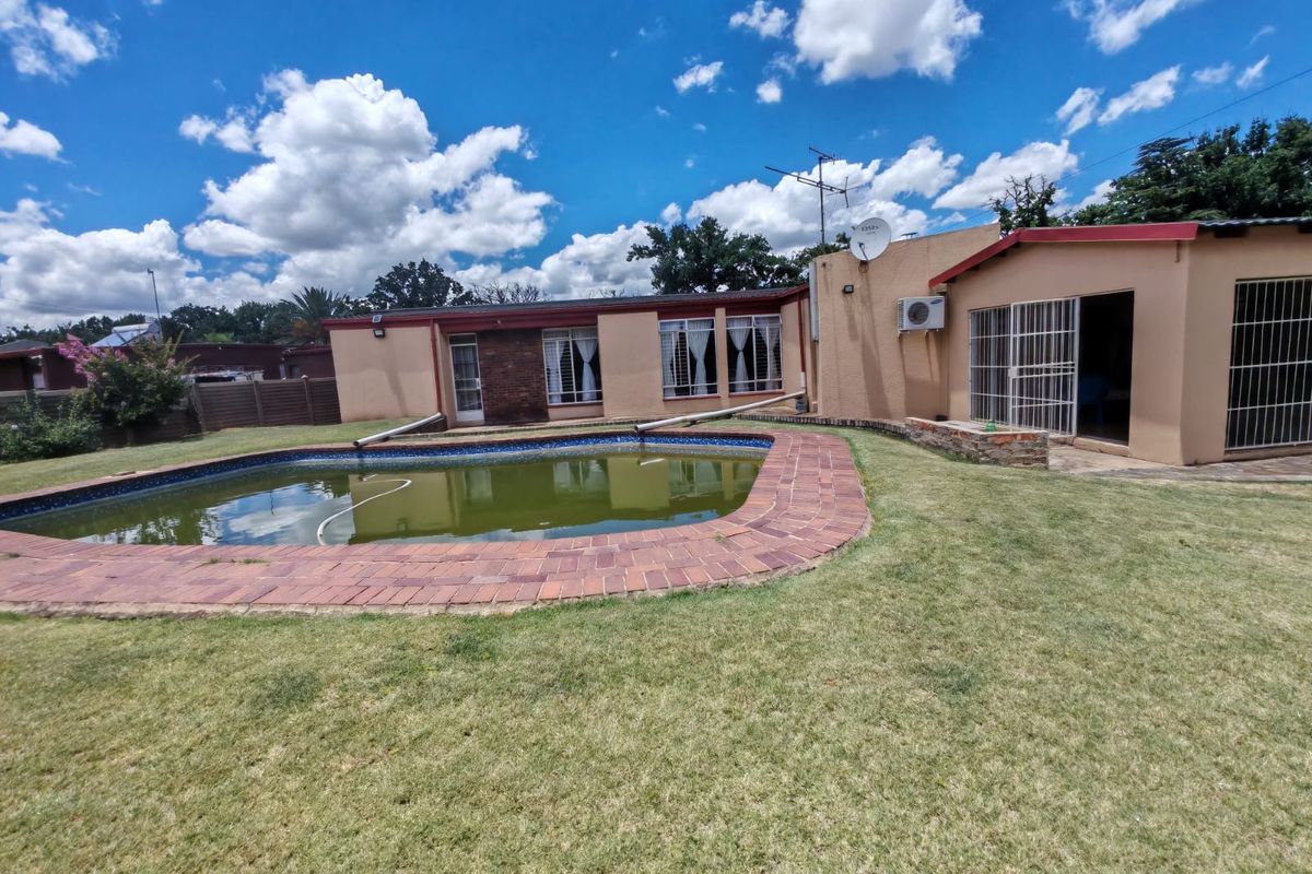 l 3 Bedroom house for sale with a swimming pool in Sasolburg Ext 23 - Photo 4