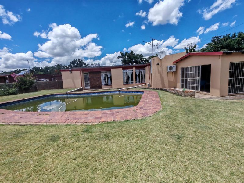 l 3 Bedroom house for sale with a swimming pool in Sasolburg Ext 23 - Photo 4