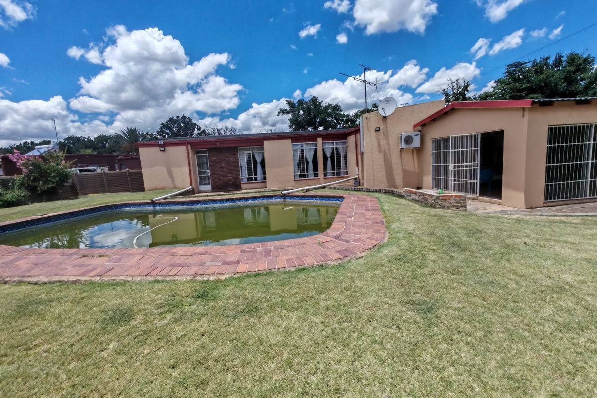 l 3 Bedroom house for sale with a swimming pool in Sasolburg Ext 23 - Photo 5