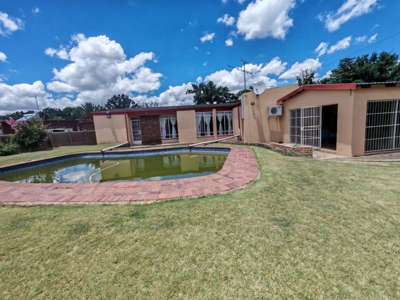 l 3 Bedroom house for sale with a swimming pool in Sasolburg Ext 23 - Photo 5