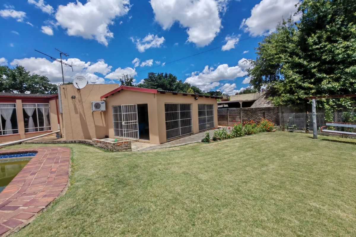 l 3 Bedroom house for sale with a swimming pool in Sasolburg Ext 23 - Photo 3