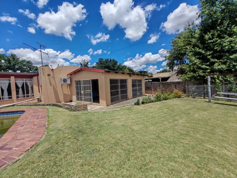 l 3 Bedroom house for sale with a swimming pool in Sasolburg Ext 23 - Photo 3