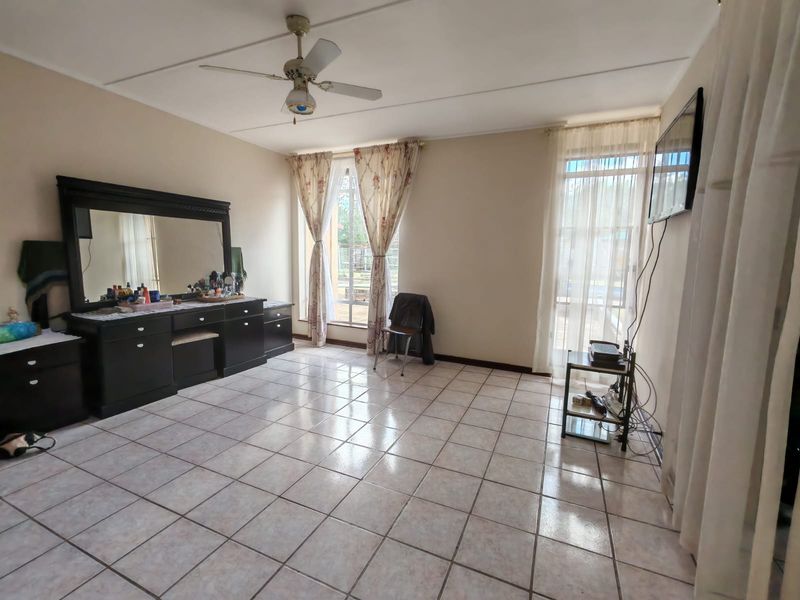 l 3 Bedroom house for sale with a swimming pool in Sasolburg Ext 23 - Photo 10