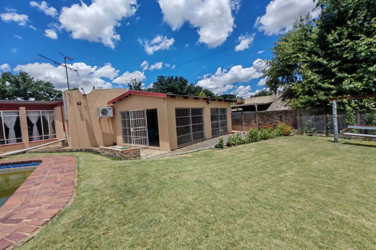 l 3 Bedroom house for sale with a swimming pool in Sasolburg Ext 23 - Photo 2