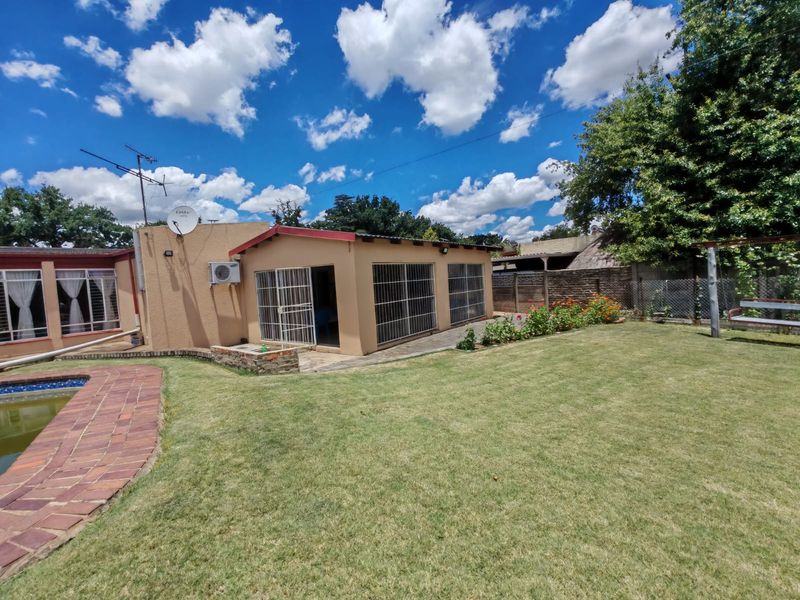 l 3 Bedroom house for sale with a swimming pool in Sasolburg Ext 23 - Photo 2