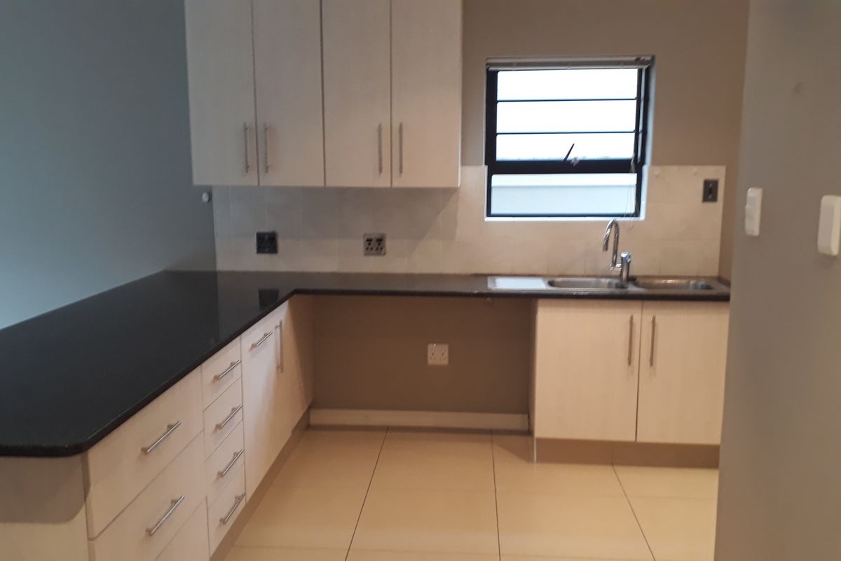 Beacon Bay - Modern and neat Lock up and go - Photo 2