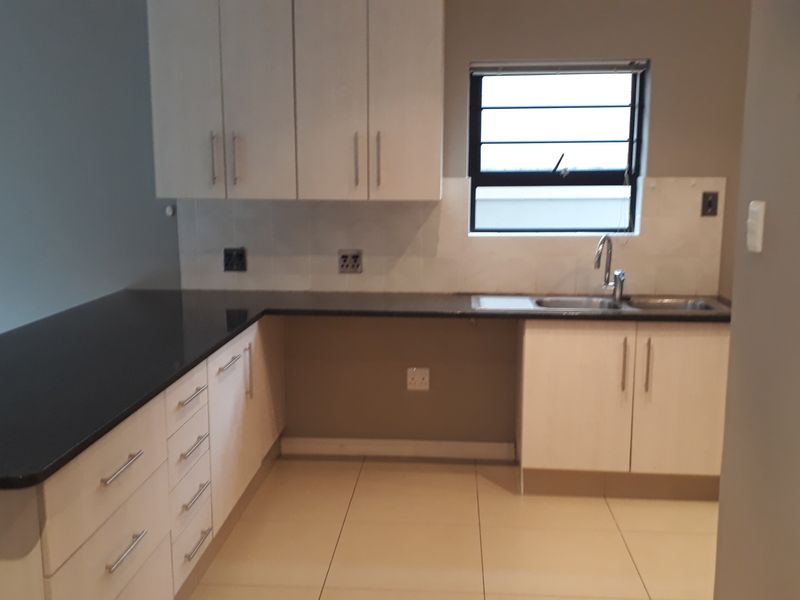 Beacon Bay - Modern and neat Lock up and go - Photo 2