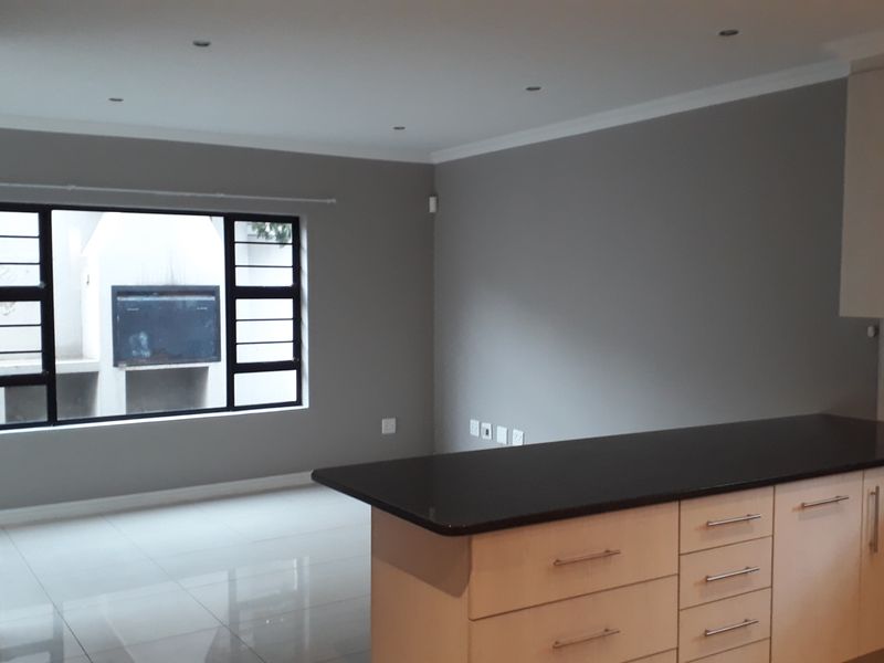 Beacon Bay - Modern and neat Lock up and go - Photo 4