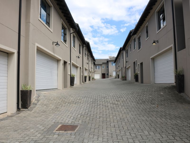 Beacon Bay - Modern and neat Lock up and go - Photo 10