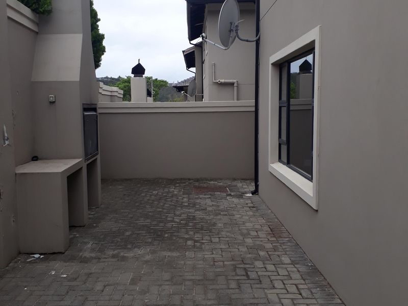 Beacon Bay - Modern and neat Lock up and go - Photo 9