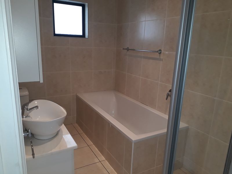 Beacon Bay - Modern and neat Lock up and go - Photo 8