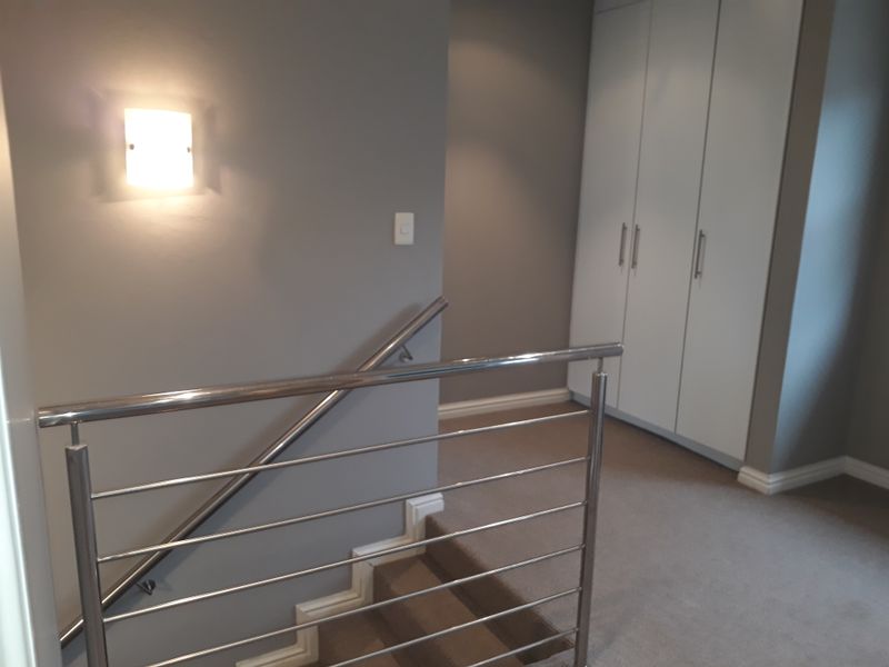 Beacon Bay - Modern and neat Lock up and go - Photo 6