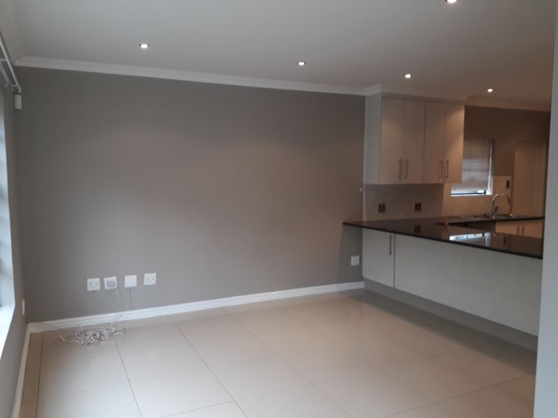 Beacon Bay - Modern and neat Lock up and go - Photo 3