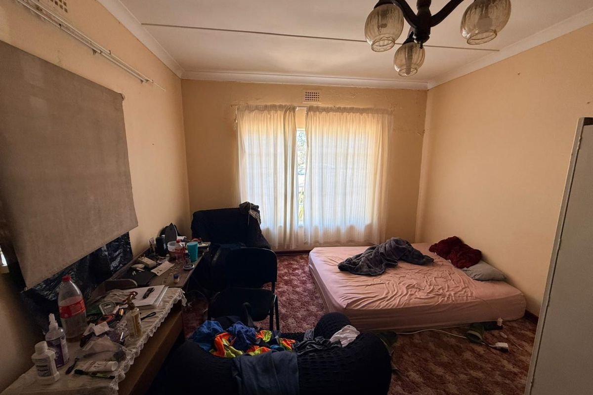 Well-Maintained 3 bedroom Home with Pool & Income-Generating Flatlet - Photo 5