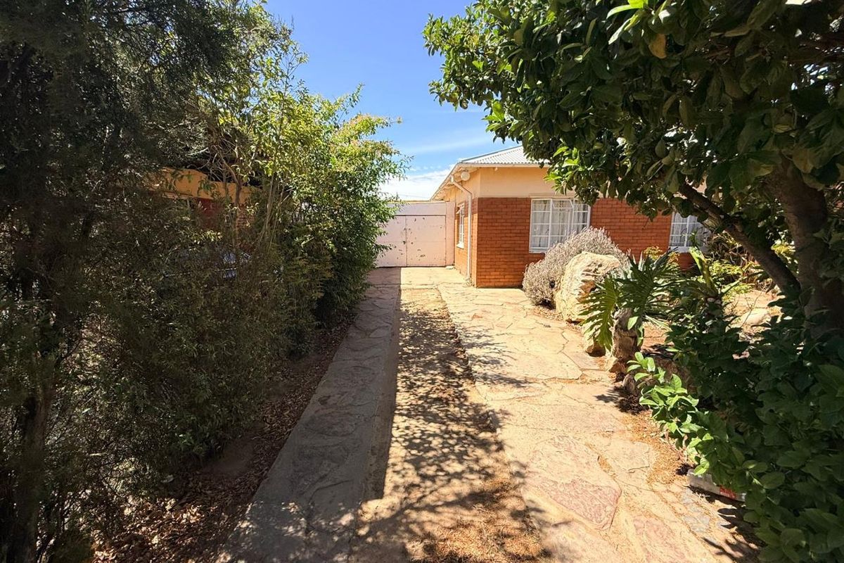 Well-Maintained 3 bedroom Home with Pool & Income-Generating Flatlet - Photo 2