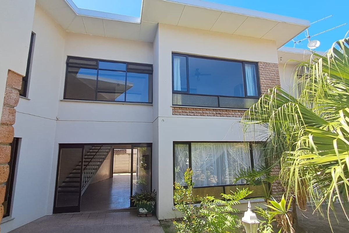 Neat First-Floor Apartment with a Garage in Beacon Bay - Photo 4
