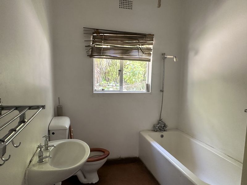 Location Meets Versatility - Live/Work In This Large, Well-Located Property - Central, Mthatha - Photo 10