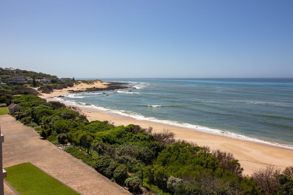 Luxury Beachfront Penthouse with Spectacular Sea Views in Port Alfred - Photo 2