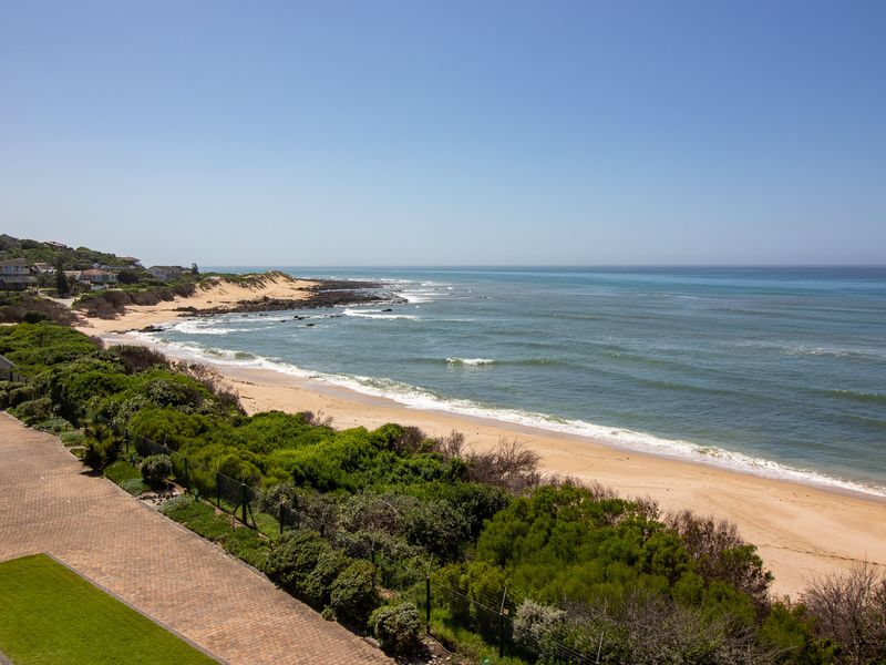 Luxury Beachfront Penthouse with Spectacular Sea Views in Port Alfred - Photo 2