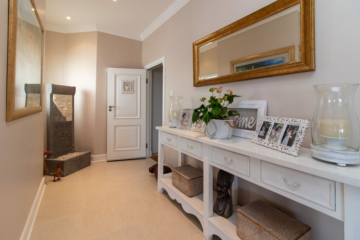 Luxury Beachfront Penthouse with Spectacular Sea Views in Port Alfred - Photo 5