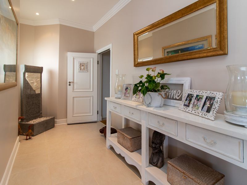 Luxury Beachfront Penthouse with Spectacular Sea Views in Port Alfred - Photo 5