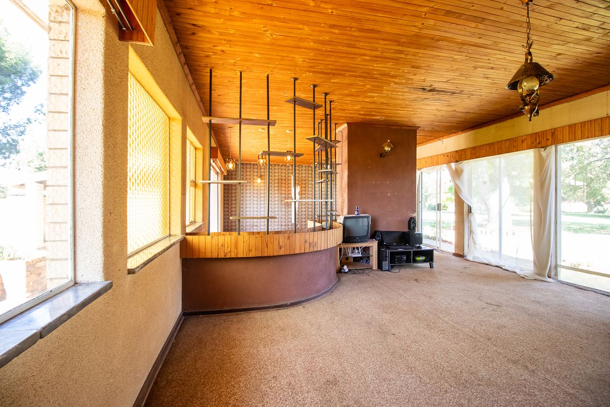 Ideal Investment & Smallholding Opportunity – A Must-See Property - Photo 2