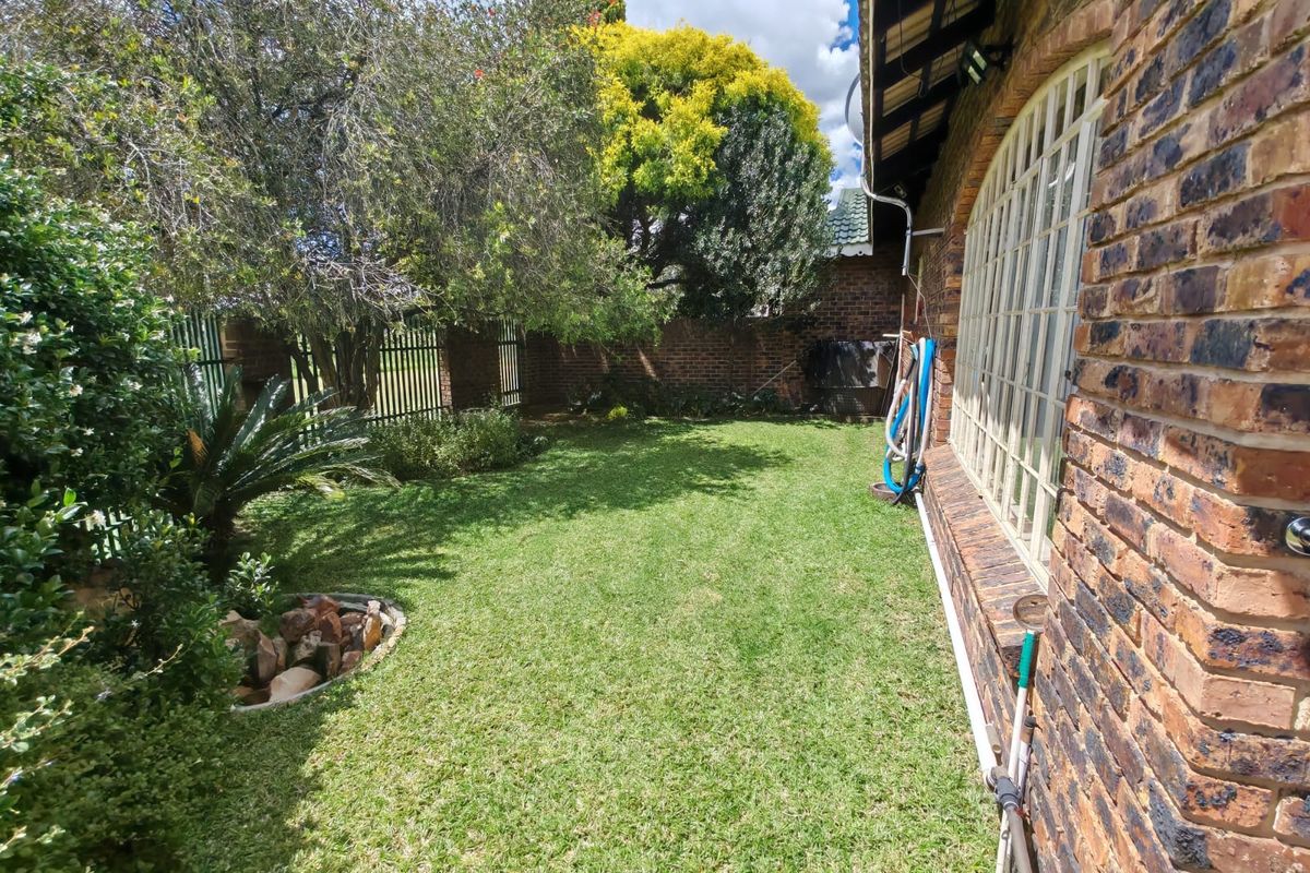 3 Bedroom Townhouse for Sale in Sasolburg Ext 11 - Photo 2