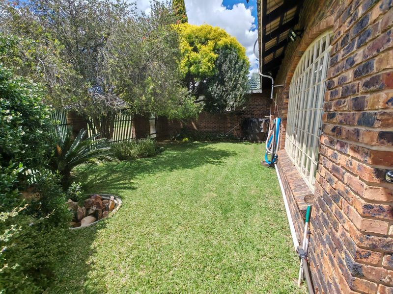 3 Bedroom Townhouse for Sale in Sasolburg Ext 11 - Photo 2