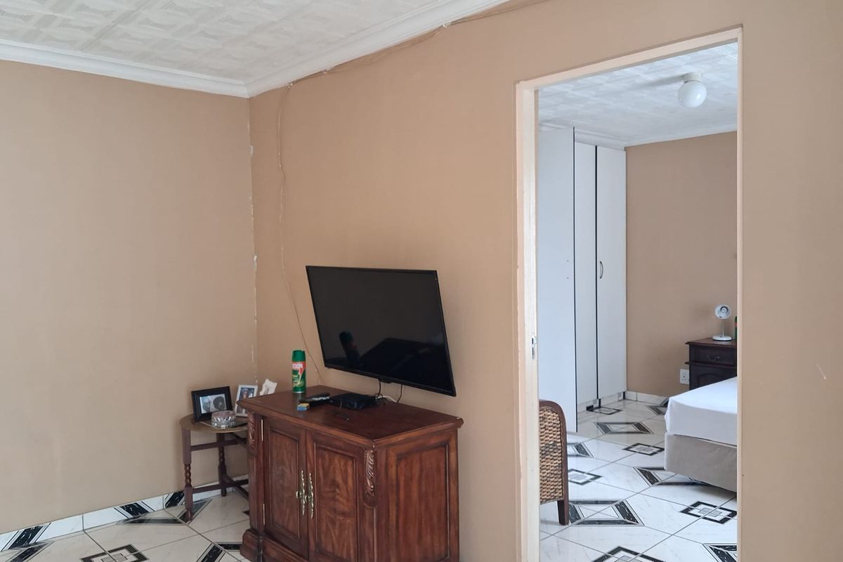 Spacious 1 bedroom garden flat in Sunnyridge - on shared property - Photo 4