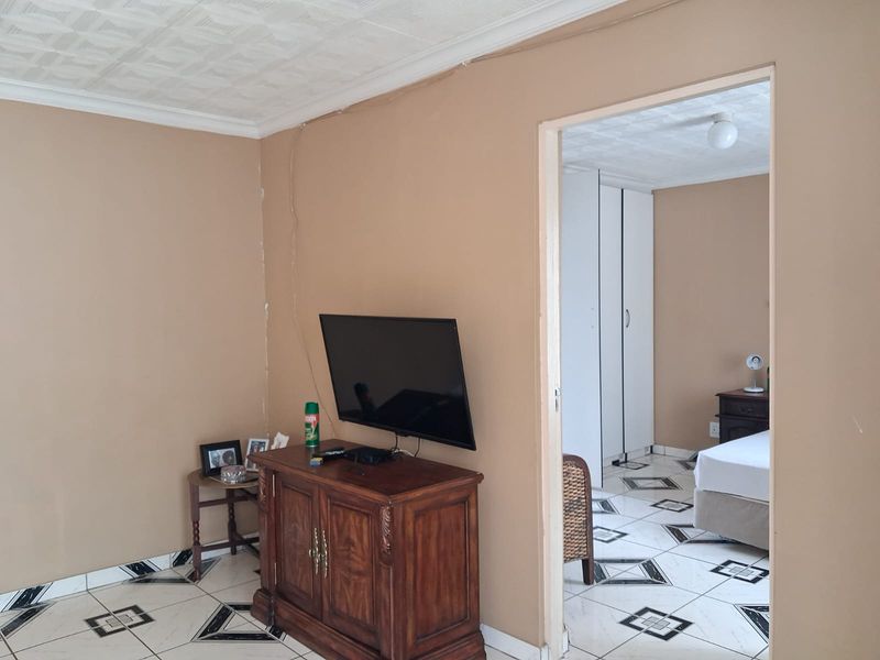 Spacious 1 bedroom garden flat in Sunnyridge - on shared property - Photo 4
