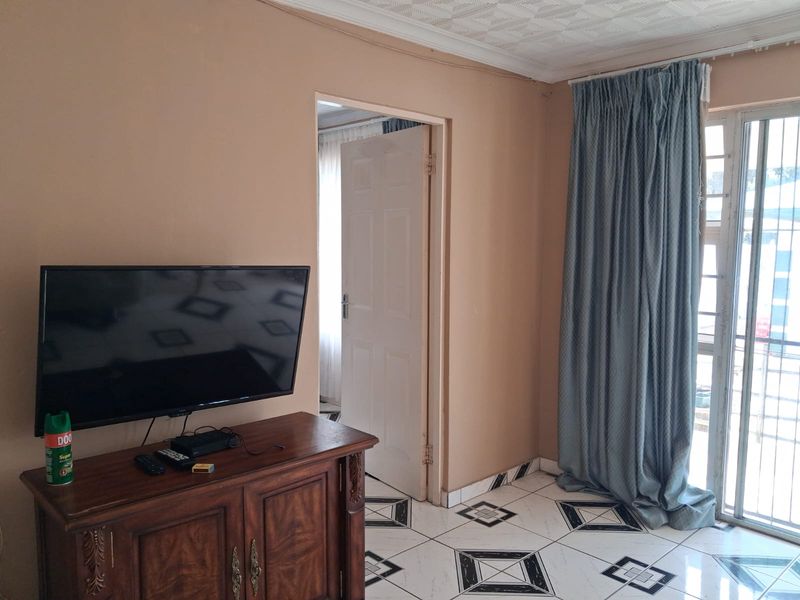 Spacious 1 bedroom garden flat in Sunnyridge - on shared property - Photo 8