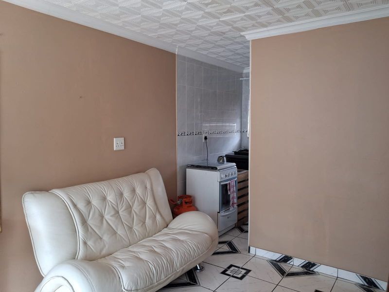 Spacious 1 bedroom garden flat in Sunnyridge - on shared property - Photo 6